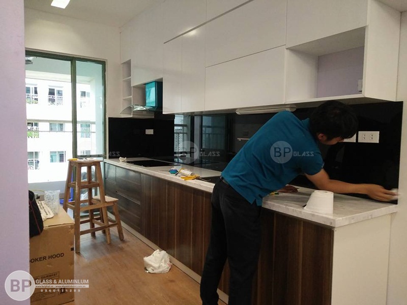 Kính ốp bếp màu đen nhà chú Hùng Ngõ Hòa Bình 6